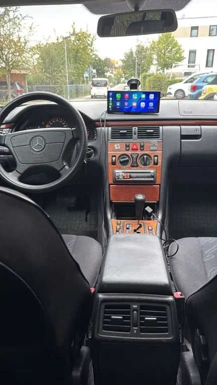 Mercedes-Benz E 240