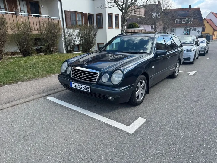 Mercedes-Benz E 240