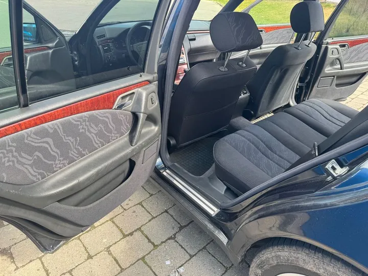 Mercedes-Benz E 240