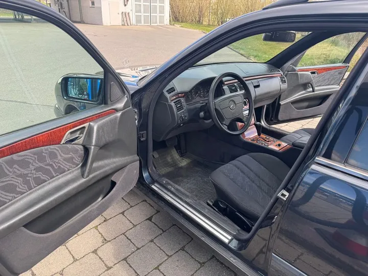 Mercedes-Benz E 240