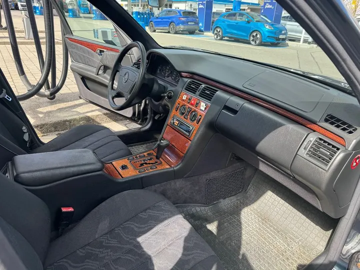 Mercedes-Benz E 240