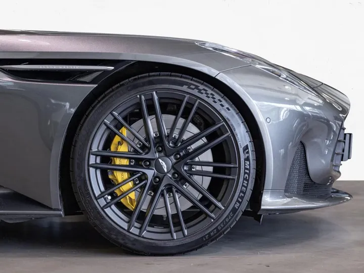 Aston Martin DB12