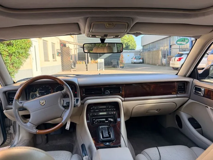 Jaguar XJ6