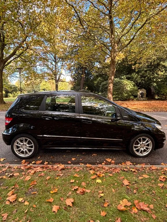 Mercedes-Benz B 180