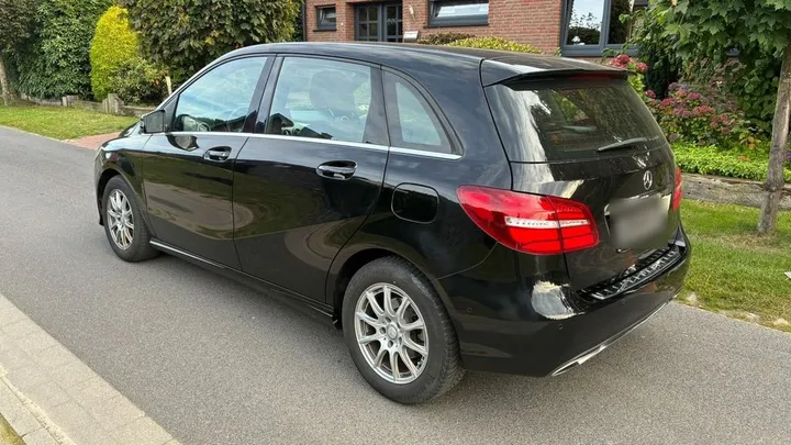 Mercedes-Benz B 180