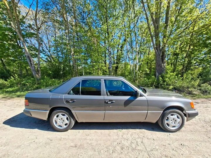 Mercedes-Benz E 230