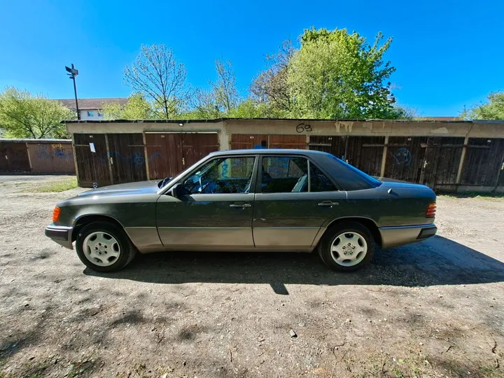 Mercedes-Benz E 230