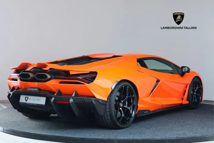Lamborghini Revuelto