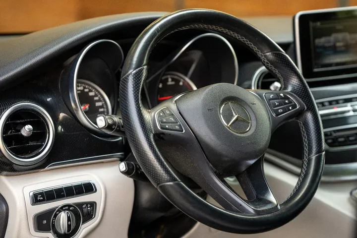 Mercedes-Benz V 220