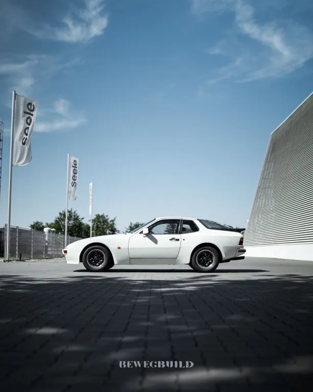Porsche 944