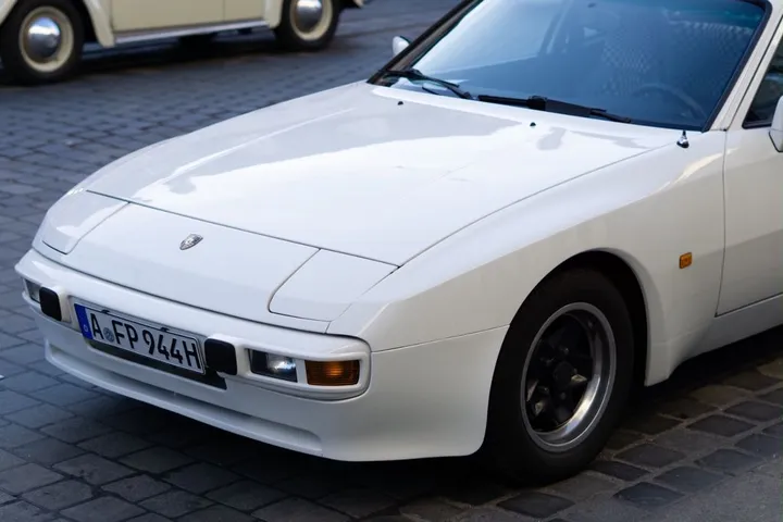Porsche 944