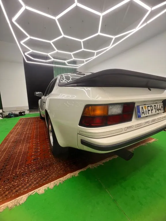 Porsche 944
