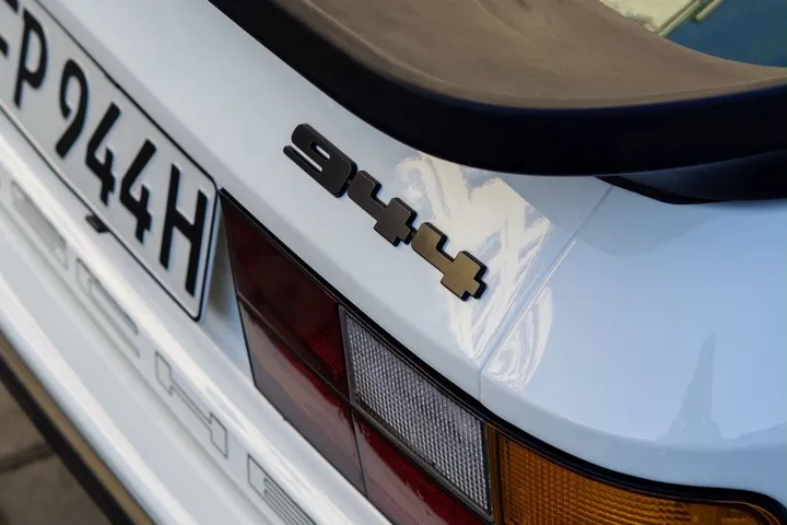 Porsche 944