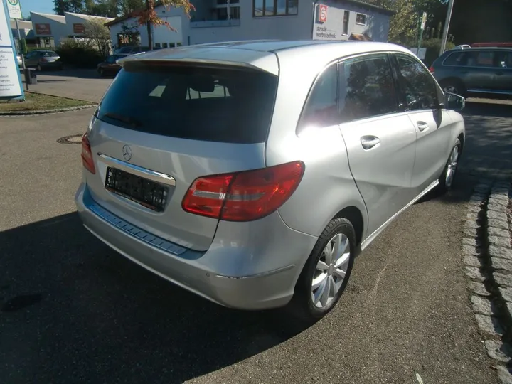 Mercedes-Benz B 200
