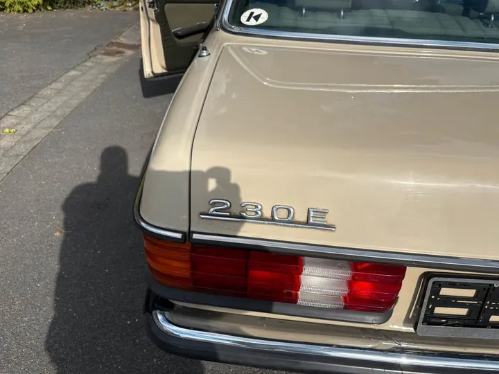 Mercedes-Benz 230
