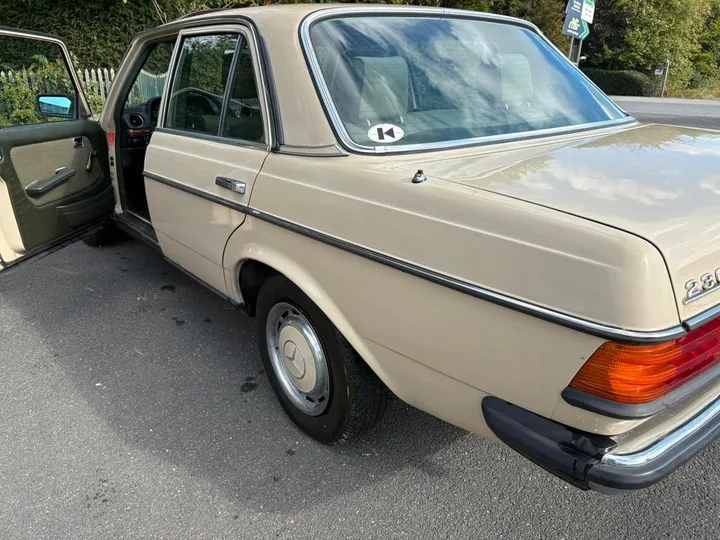 Mercedes-Benz 230