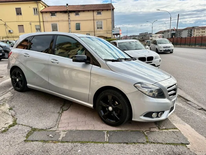 Mercedes-Benz B 180