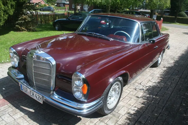 Mercedes-Benz 220