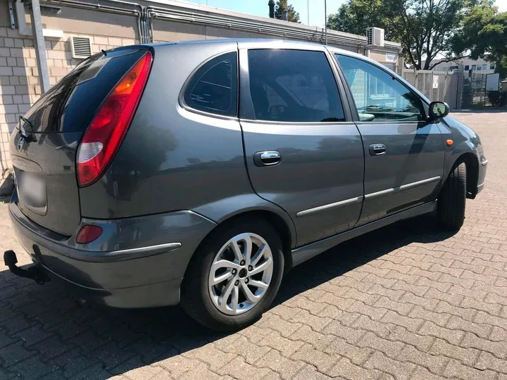 Nissan Almera Tino
