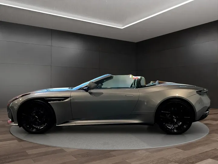 Aston Martin DB12
