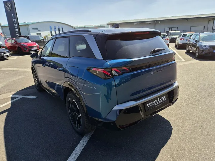 Peugeot e-5008