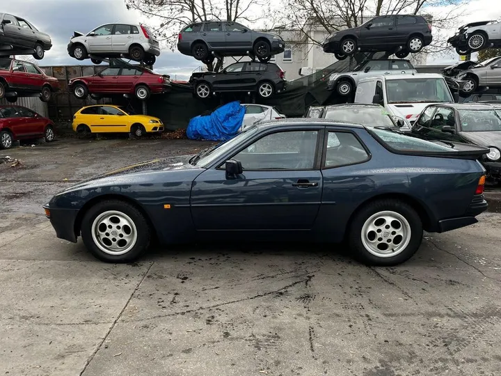 Porsche 944