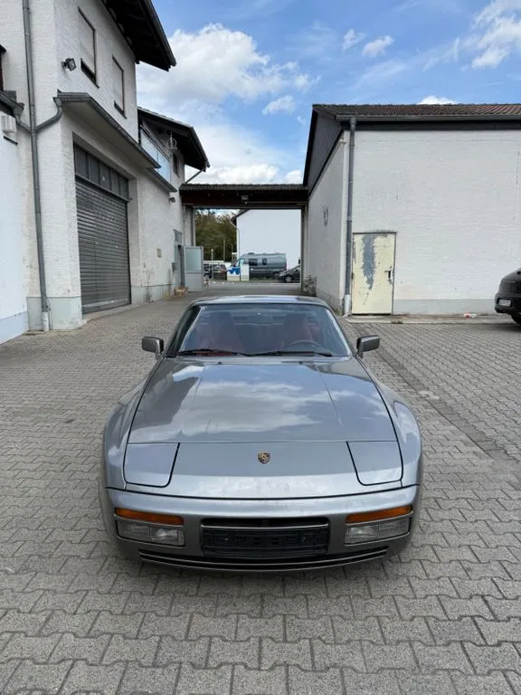 Porsche 944