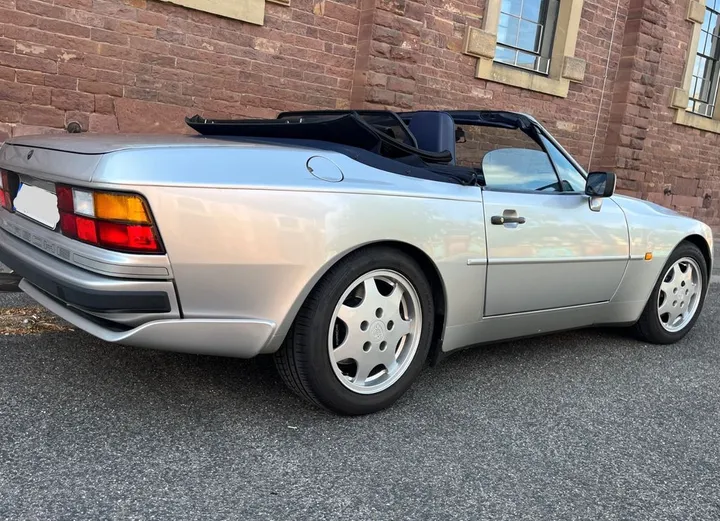 Porsche 944