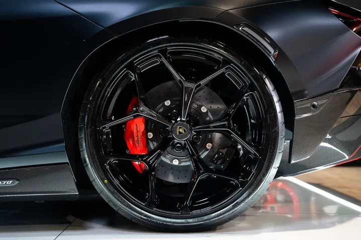 Lamborghini Revuelto