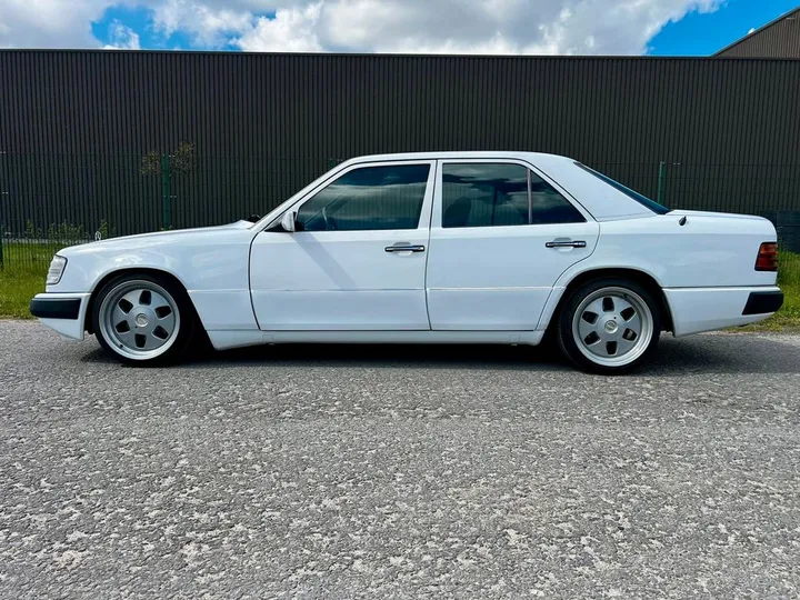 Mercedes-Benz E 200