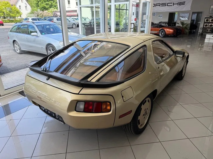 Porsche 928