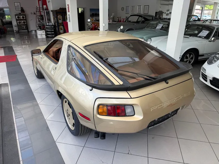 Porsche 928