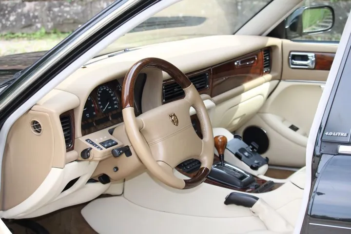 Jaguar XJ6