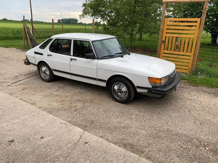 Saab 900