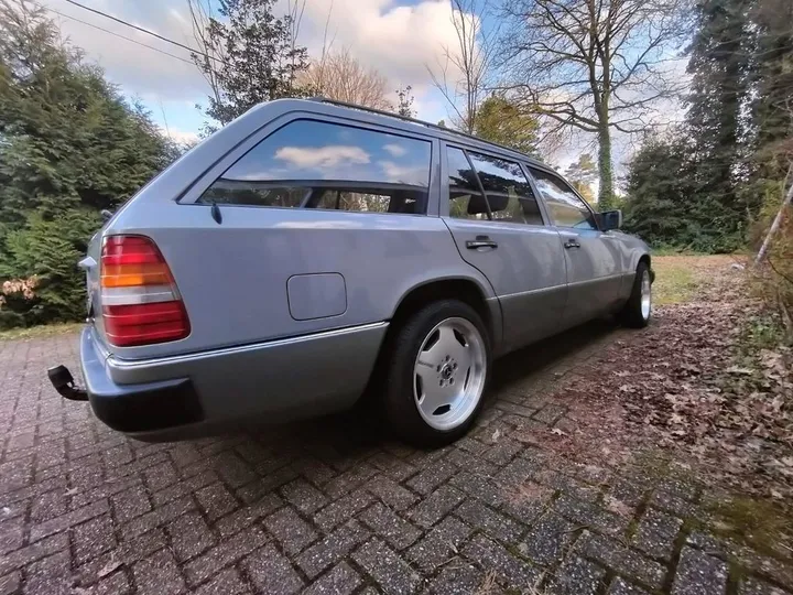 Mercedes-Benz 230
