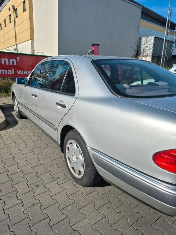 Mercedes-Benz E 200
