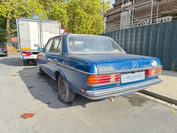 Mercedes-Benz 230