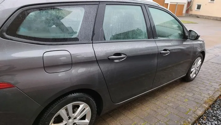 Peugeot e-308