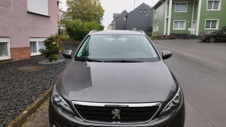 Peugeot e-308