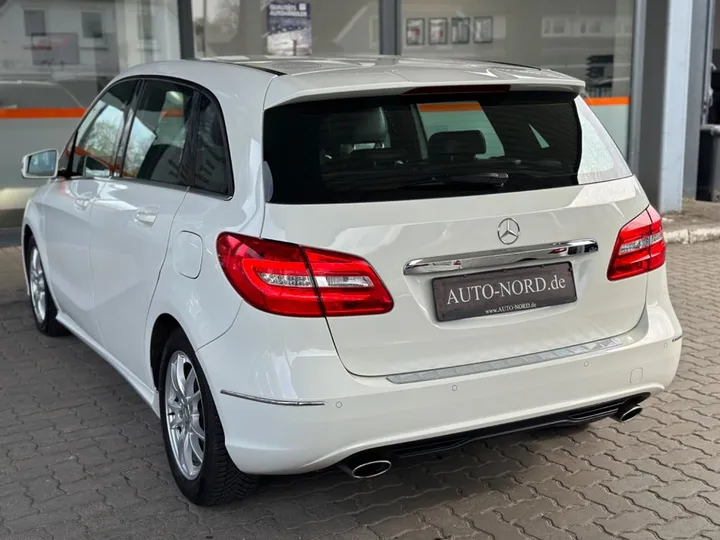 Mercedes-Benz B 180