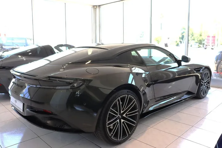 Aston Martin DB12