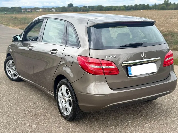 Mercedes-Benz B 200
