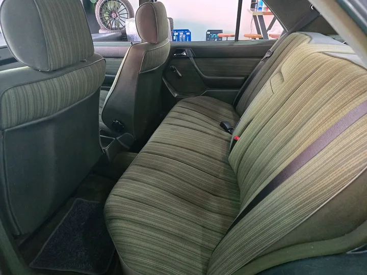 Mercedes-Benz E 230