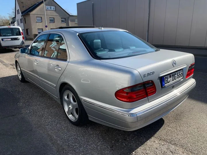 Mercedes-Benz E 320