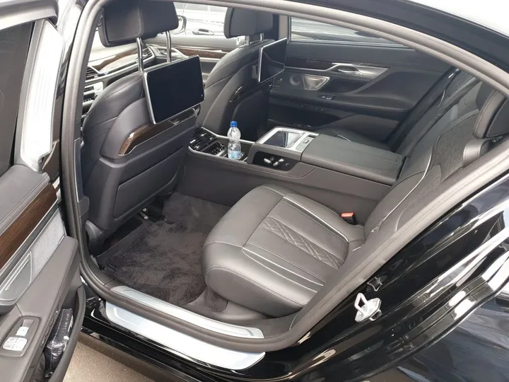 BMW 745