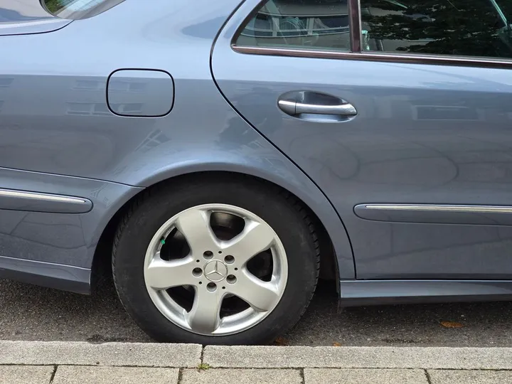Mercedes-Benz E 240