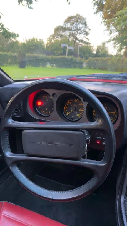 Porsche 944