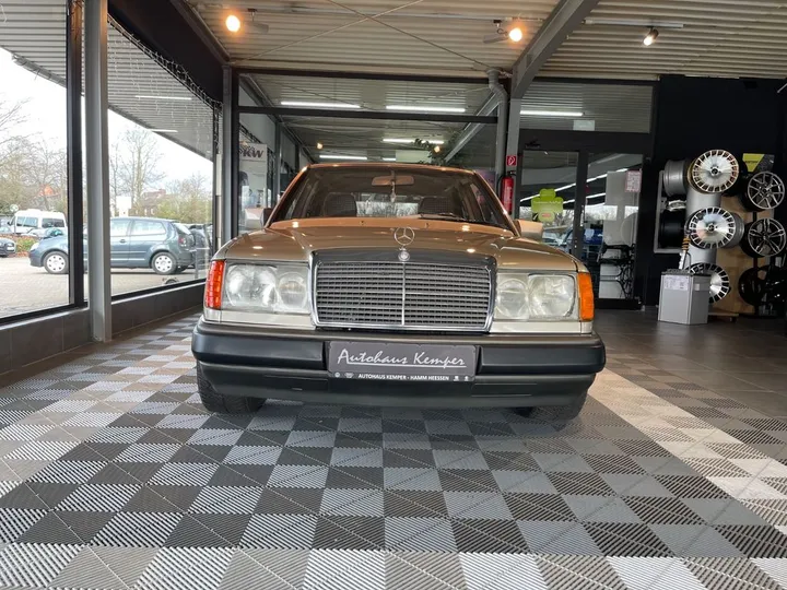Mercedes-Benz E 230