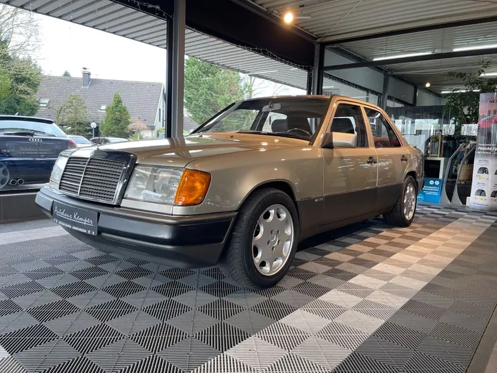 Mercedes-Benz E 230