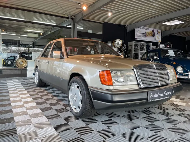 Mercedes-Benz E 230